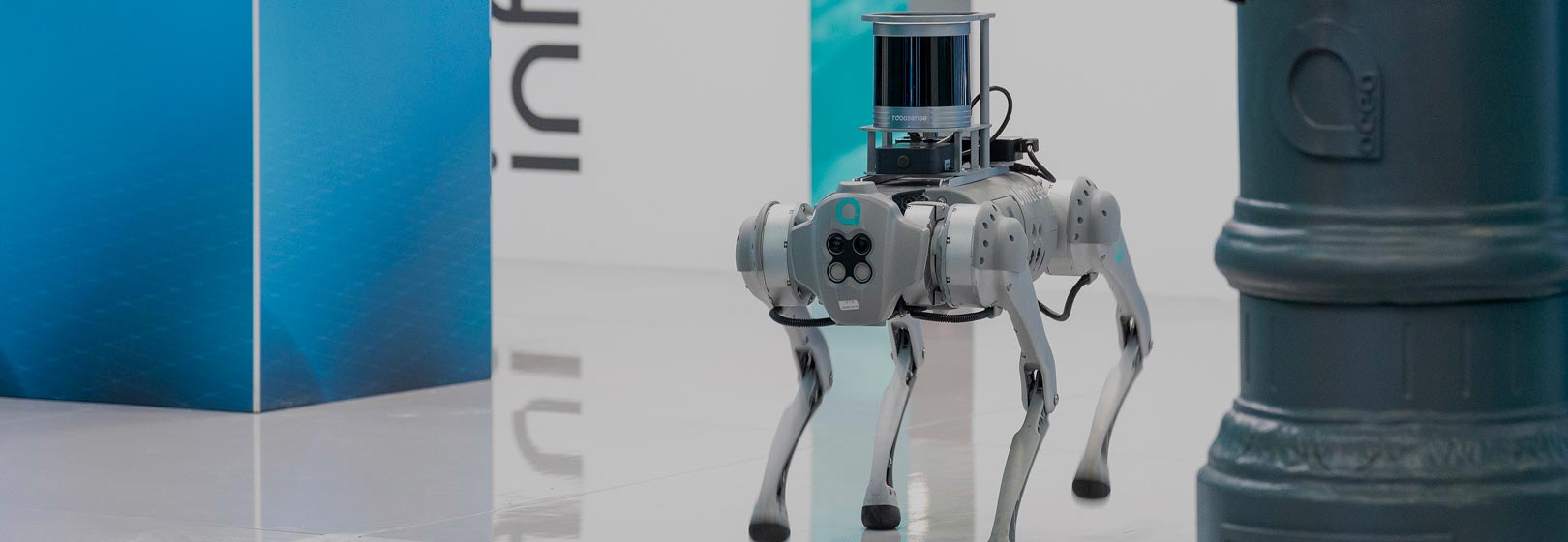 Foto di robot mosso da intelligenza artificiale