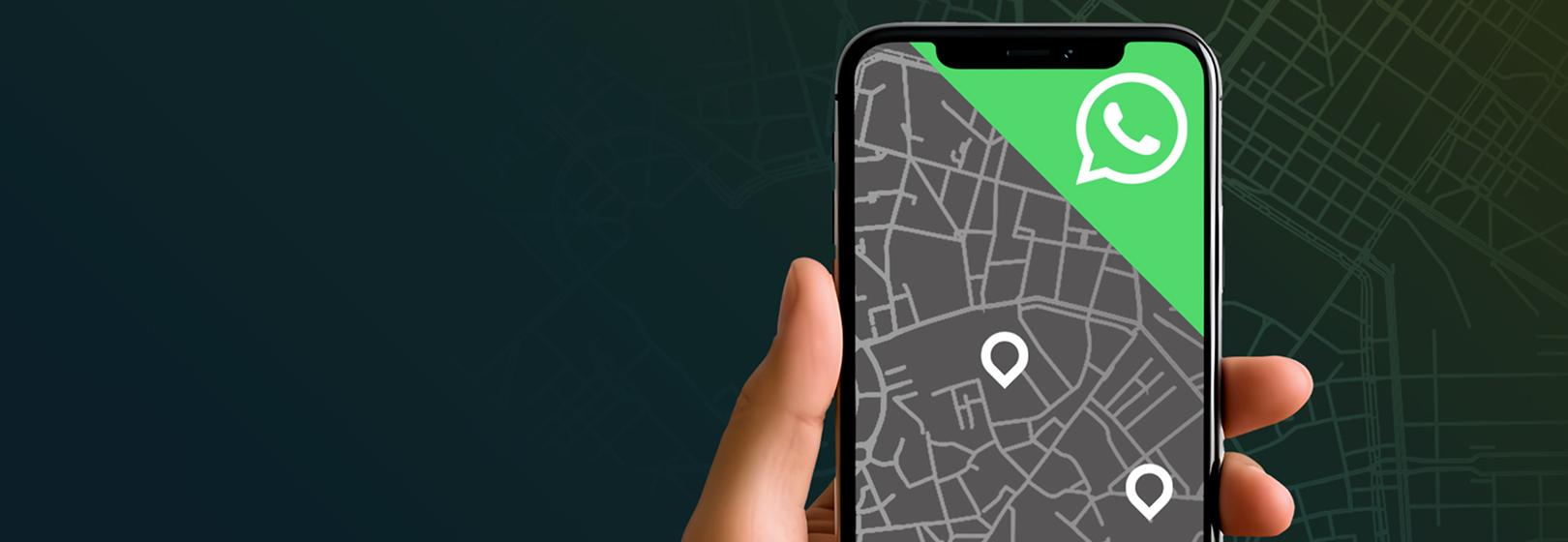 Mano che tiene un telefono in cui si vede una mappa con dei pin e il logo whatsapp