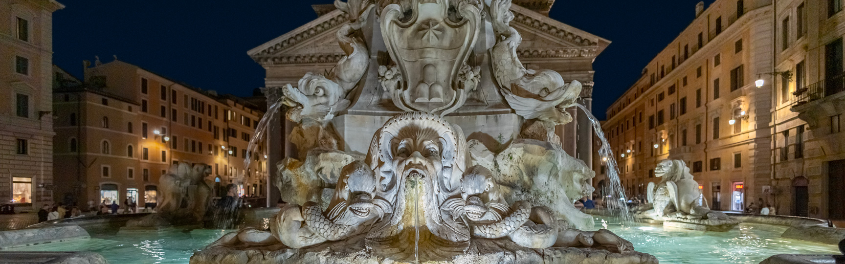una fontana romana illuminata di notte