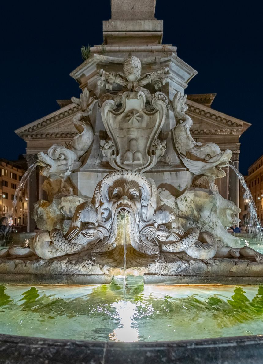una fontana romana illuminata di notte