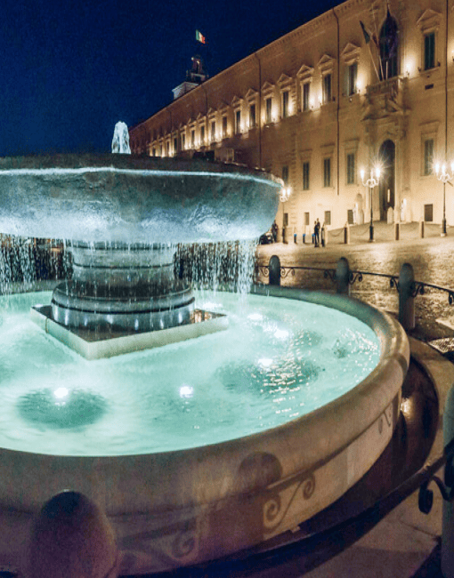 Una fontana romana illuminata di notte