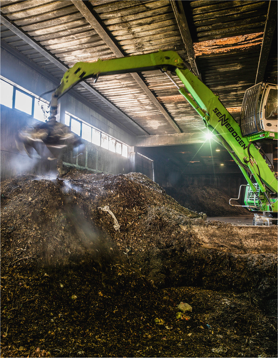 Area di stoccaggio all'aperto con cumuli di materiale organico