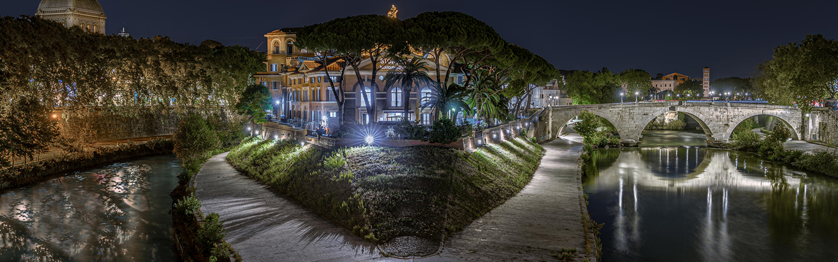 Panoramica dell'isola Tiberina illuminata di notte