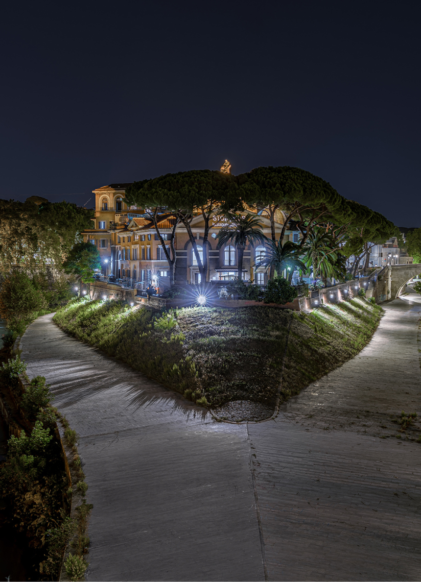 Panoramica dell'isola Tiberina illuminata di notte