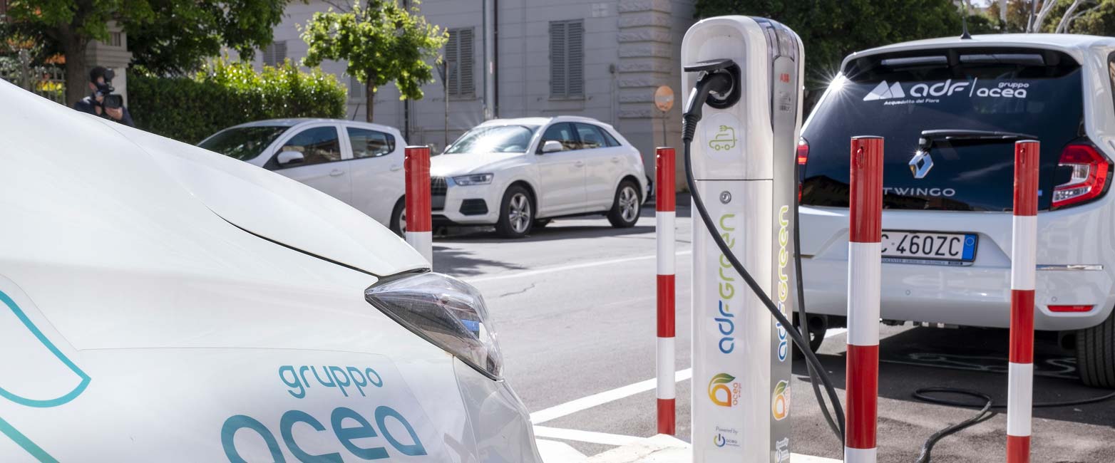 Vendiamo energia Stazione di ricarica per veicoli elettrici con auto collegate