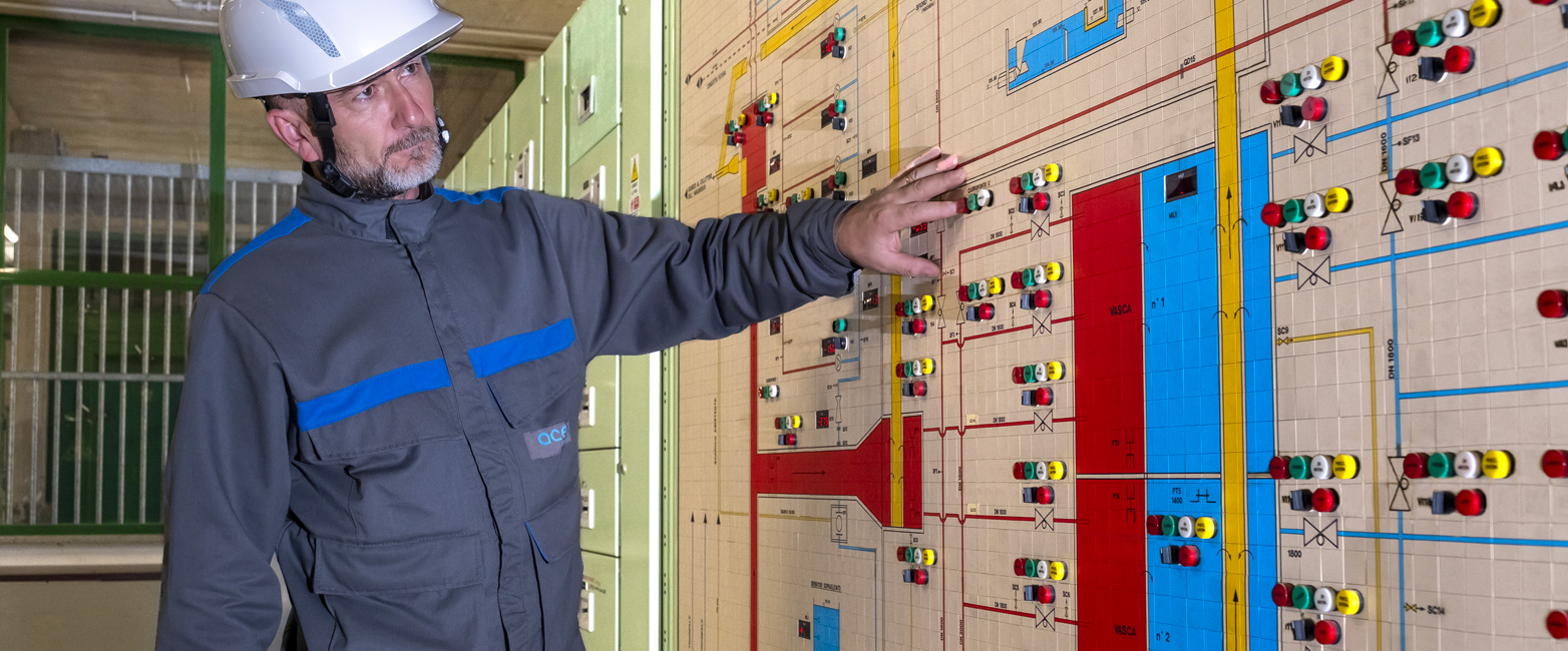 Un tecnico agisce su pannello di gestione energia