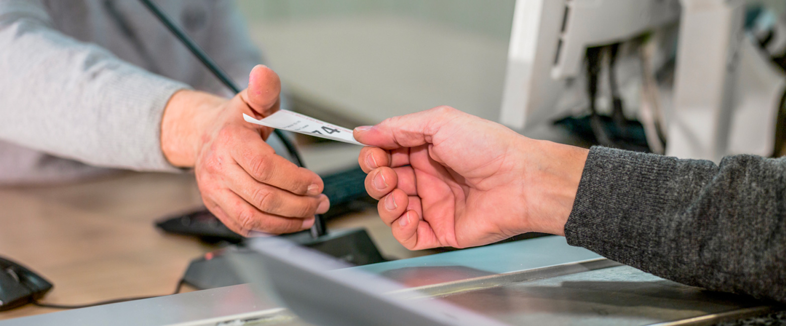 Primo piano di due mani che si scambiano un ticket