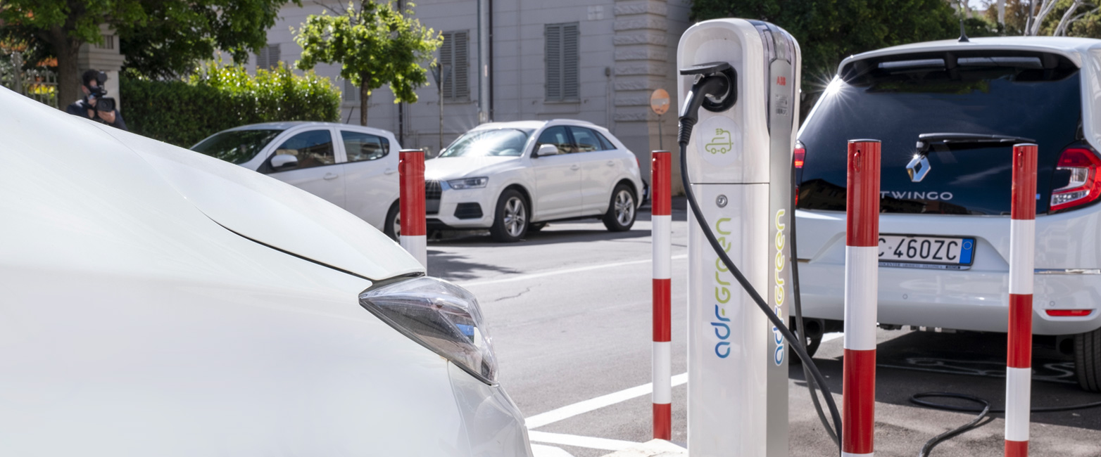 Stazione di ricarica per veicoli elettrici con auto collegate