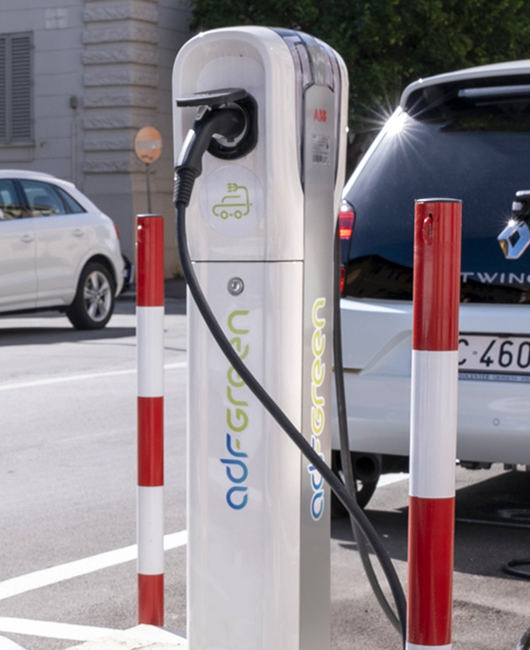 Una colonnina per la ricarica dei veicoli elettrici del Gruppo Acea