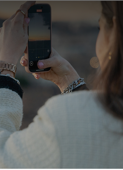 Una donna fa una foto con lo smartphone al panorama 