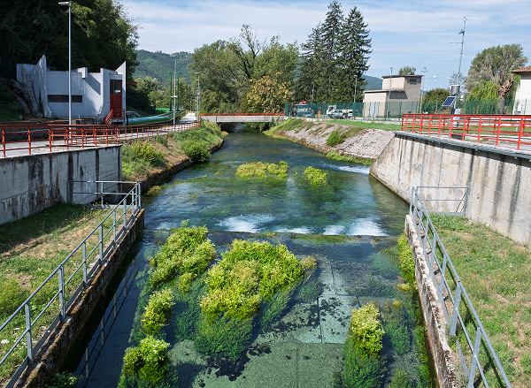 Un corso d'acqua all'interno di una struttura Acea