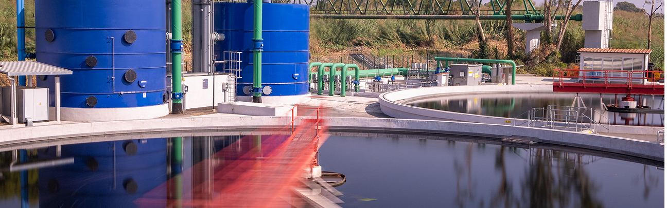 vasca di raccolta dell'acqua ncon dei grossi boiler sullo sfondo presenti nel depuratore di fregene