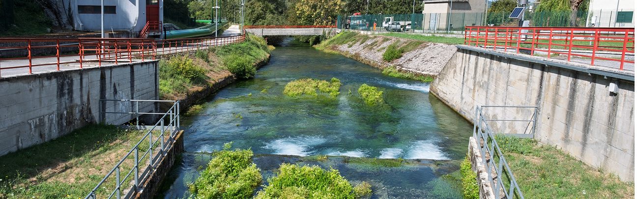 Un corso d'acqua all'interno di una struttura Acea