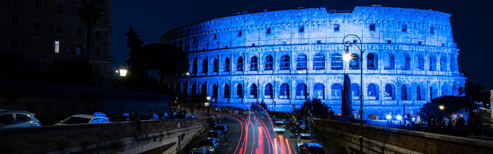 Colosseo illuminato di blu di sera