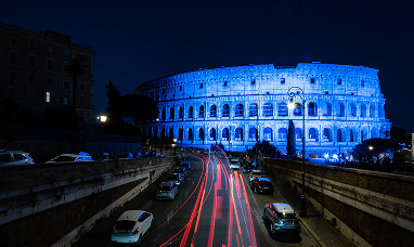 Colosseo illuminato di blu di sera