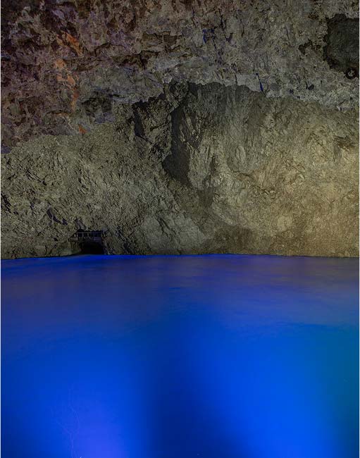 Il raddoppio dell'acquedotto del Peschiera Dettaglio dell'acquedotto del Peschiera, con acqua illuminata e pareti rocciose naturali sullo sfondo