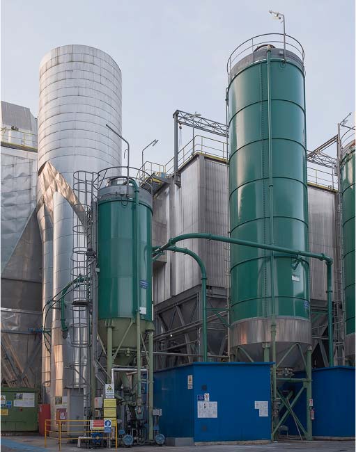 Termovalorizzatore di San Vittore visto dall'esterno, con silos verdi e strutture metalliche