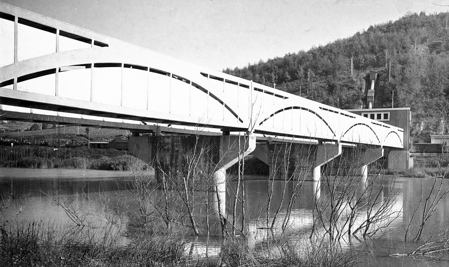 Immagine d'epoca del ponte dell'acquedotto Peschiera-Capore, parte del grande sistema idrico realizzato da Acea negli anni '70