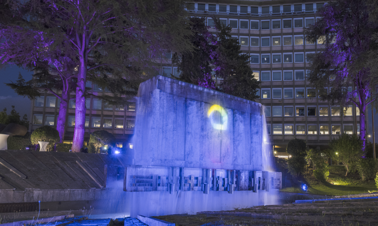Il logo Acea proiettato, di notte, sulla fontana illuminata