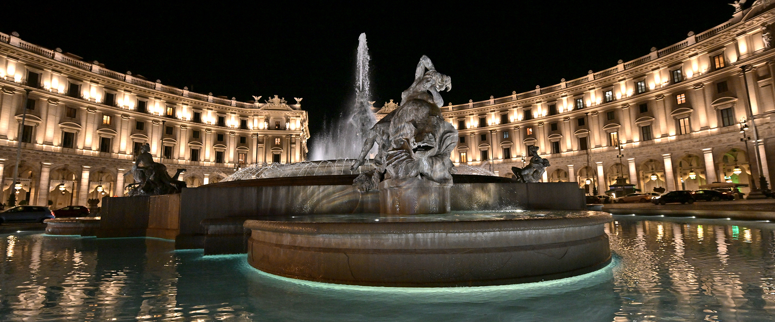 Piazza della Repubblica Piazza della Repubblica con la fontana illuminata di notte