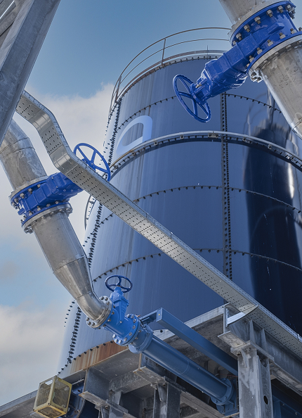 un impianto industriale con un grande serbatoio cilindrico blu