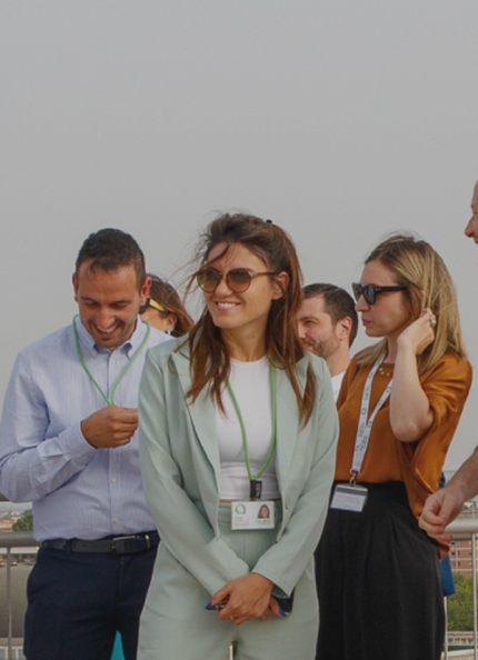 gruppo di persone in posa per una foto panoramica, in terrazzo esterno con vista su Roma