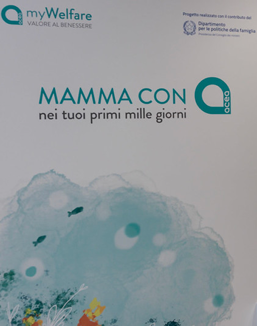Pannello pubblicitario dell'evento "Mamma con Acea nei tuoi primi mille giorni" con immagini illustrate