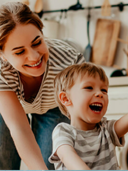 Mamma e figlio che giocano