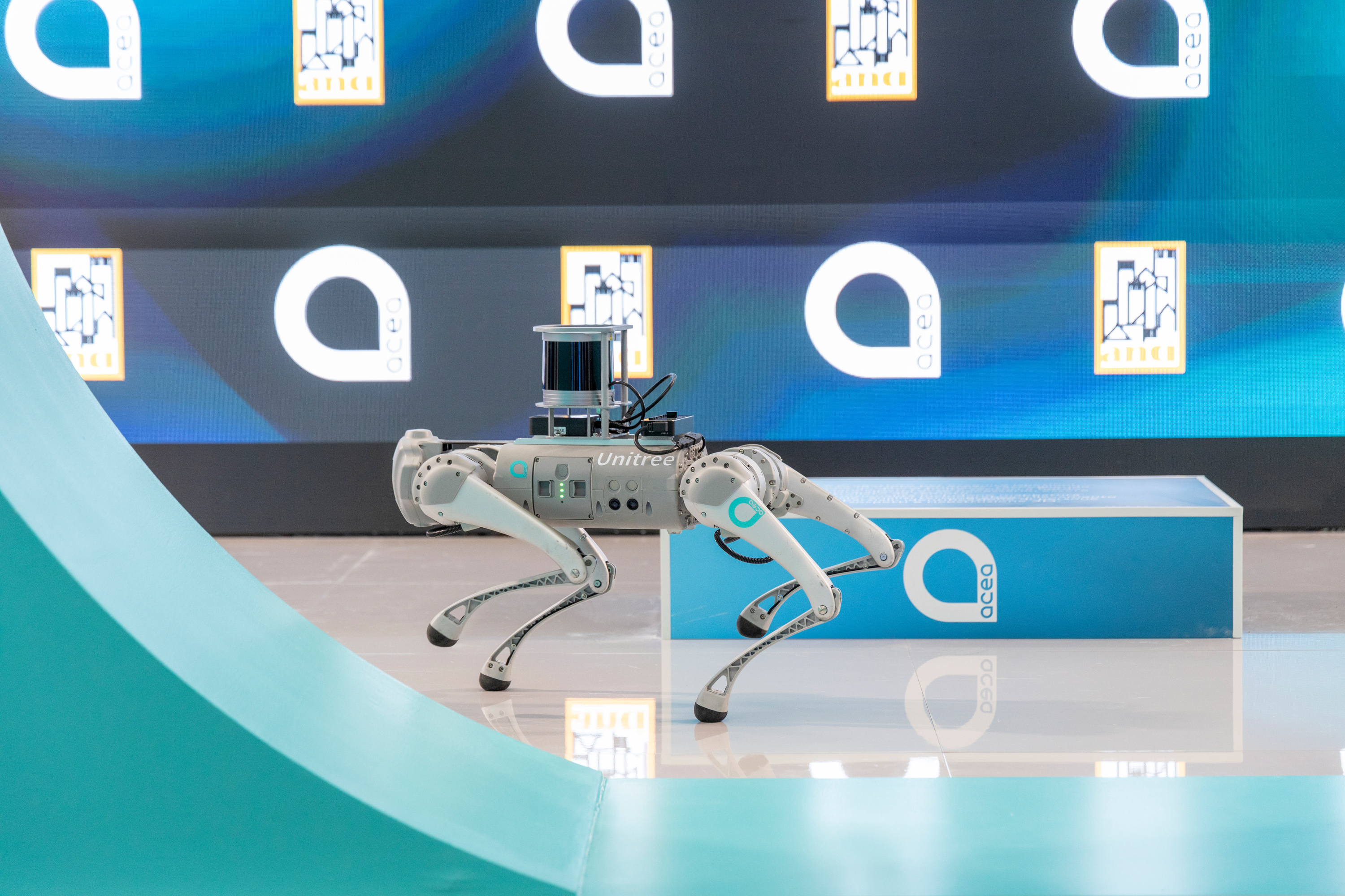 Primo piano del robot Acea a forma di cane