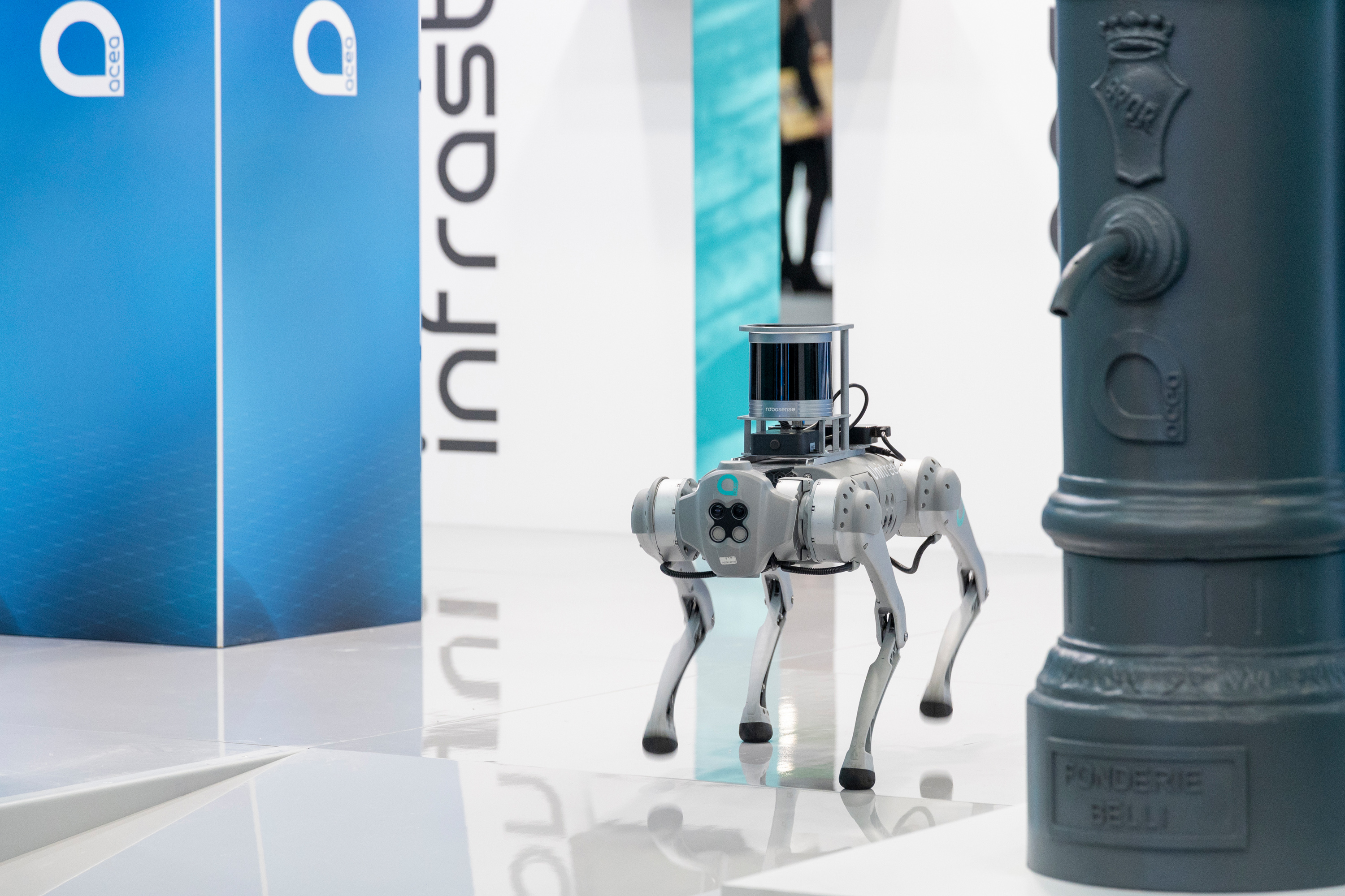 Primo piano del Robot Acea a forma di cane, accanto ad una fontanella