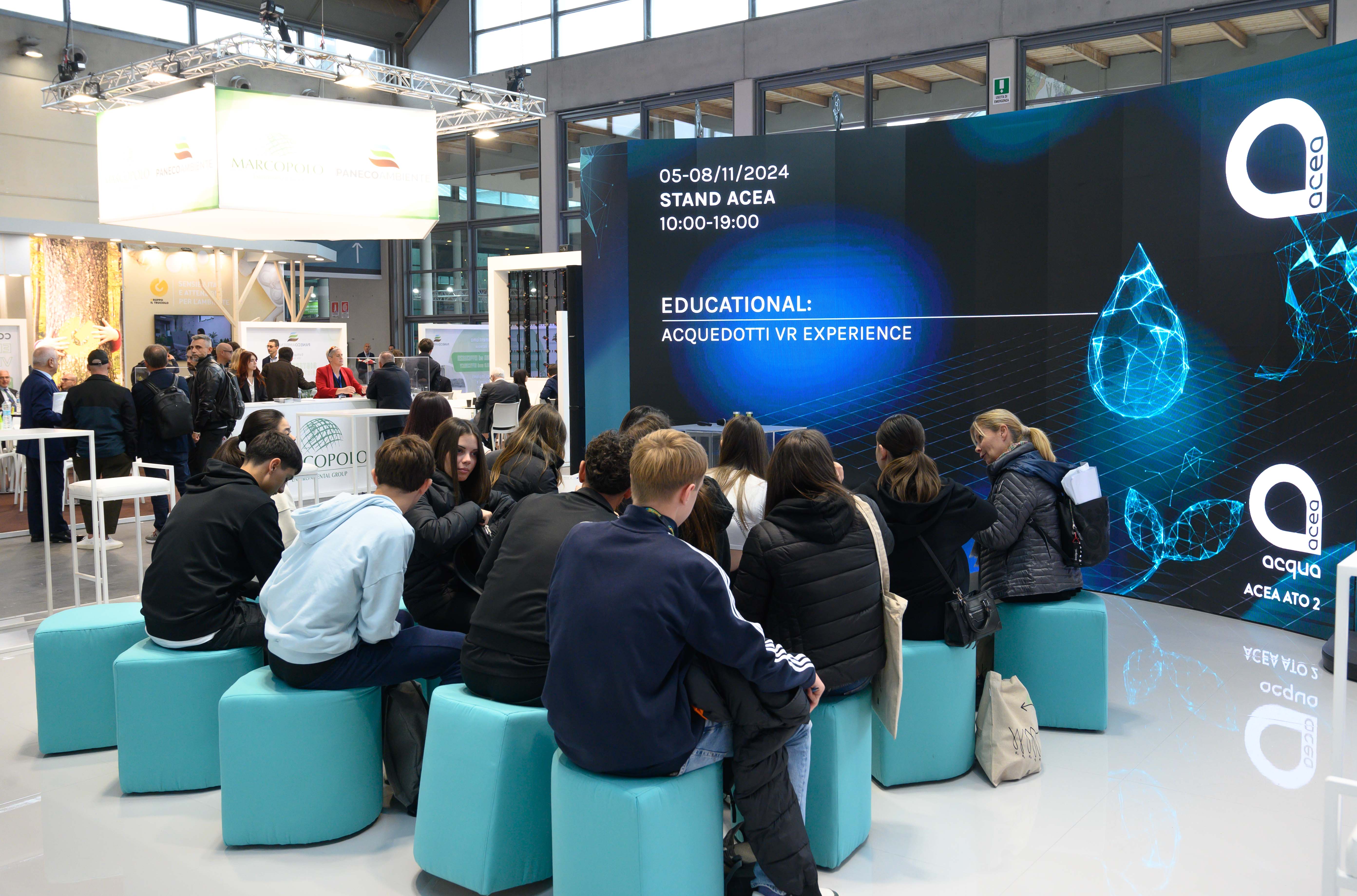 gruppo di persone che assiste alla conferenza acea "educational: acquedotti vr experience