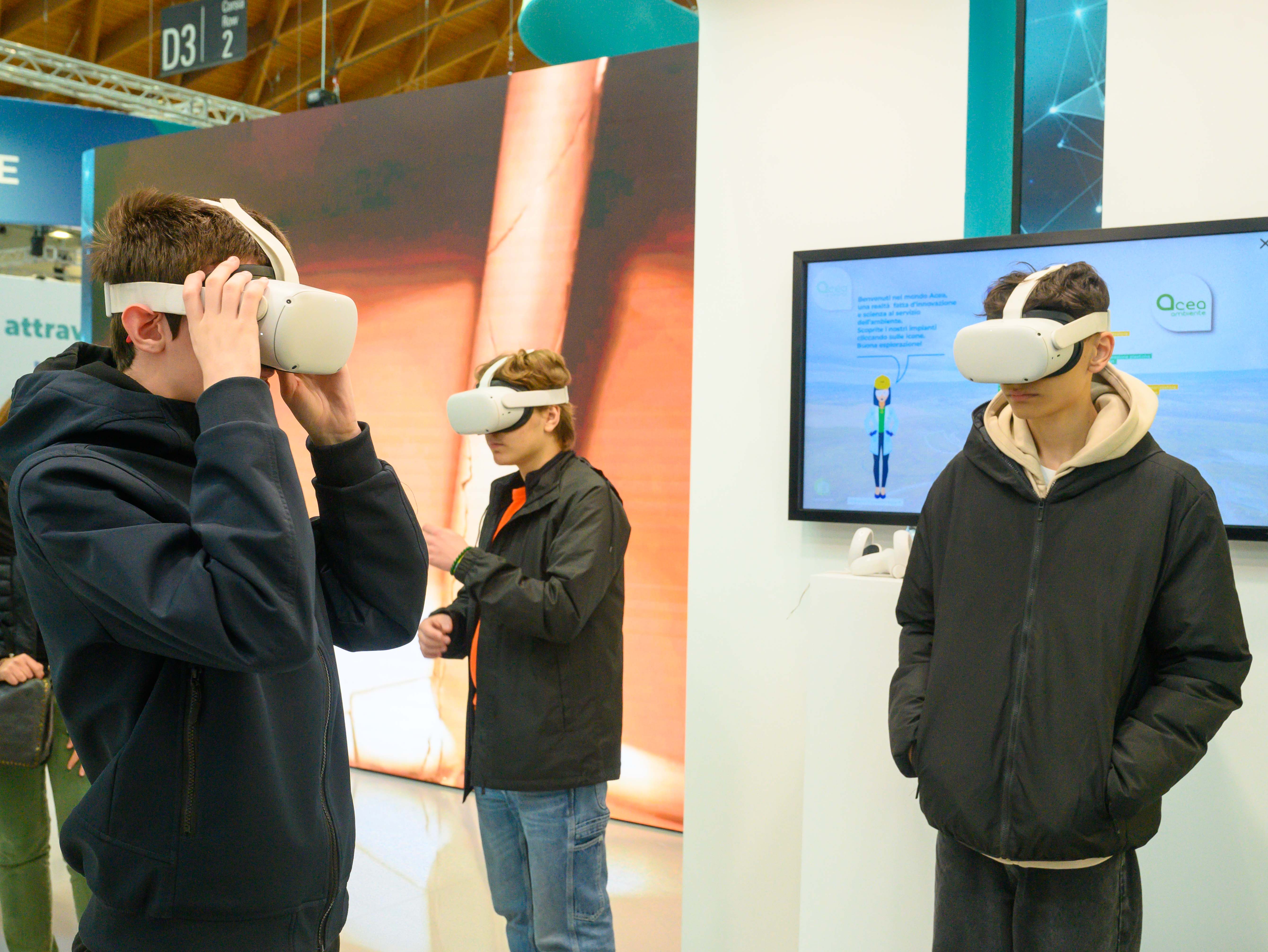 tre ragazzi indossano dei visori per la realtà virtuale
