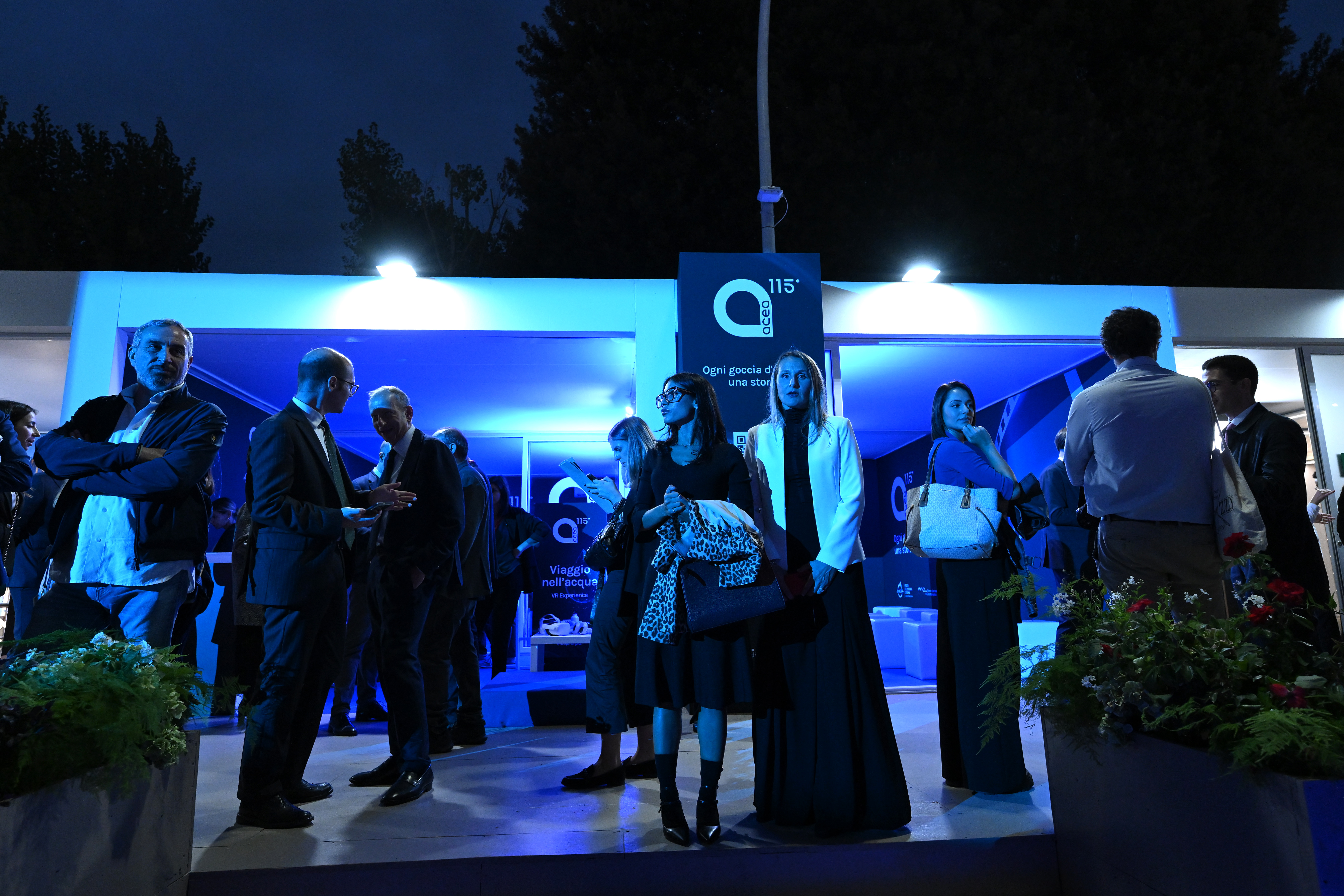 persone davanti all'ingresso dell'evento