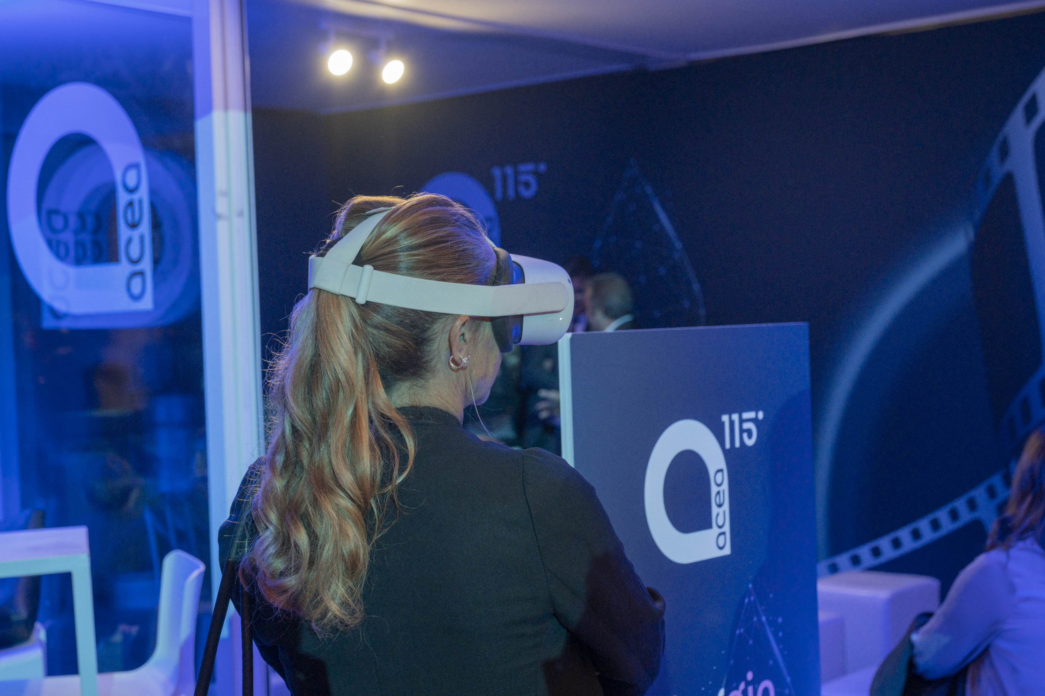 ragazza di spalle che indossa un visore 3D