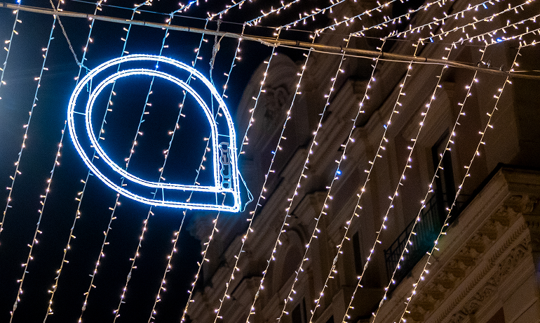 luminaria di natale a forma di logo acea