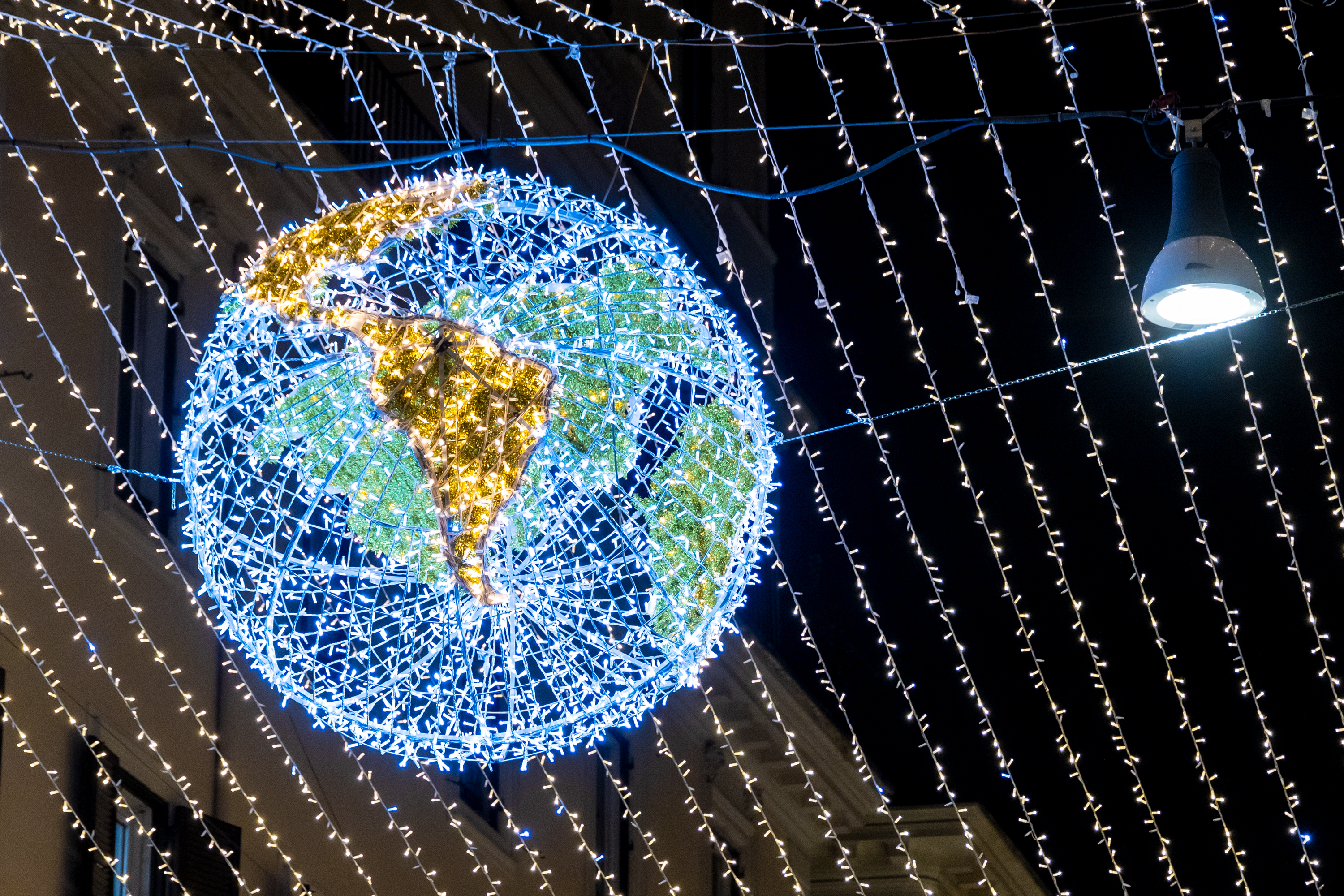 primo piano della luminaria con il mappamondo illuminato