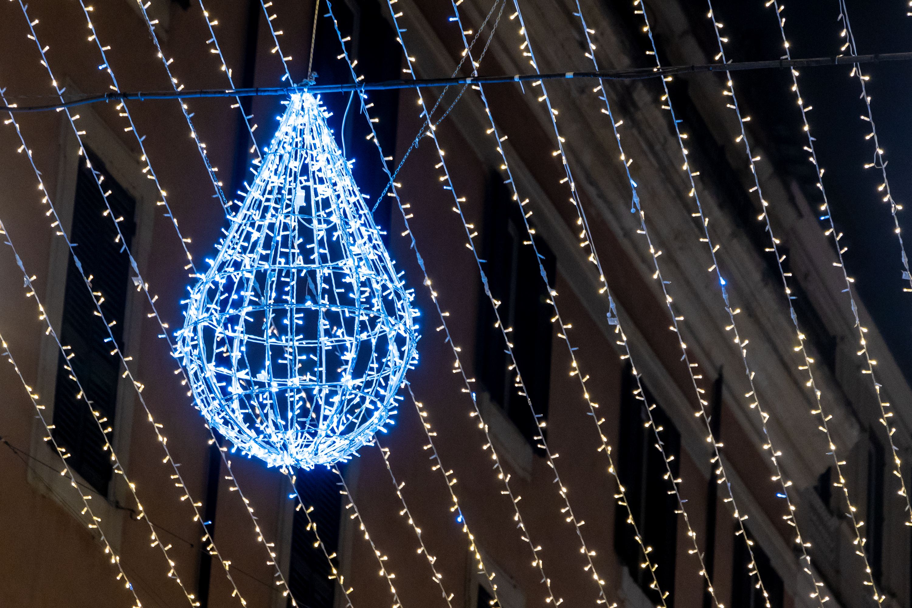 Primo piano della luminaria a forma di goccia
