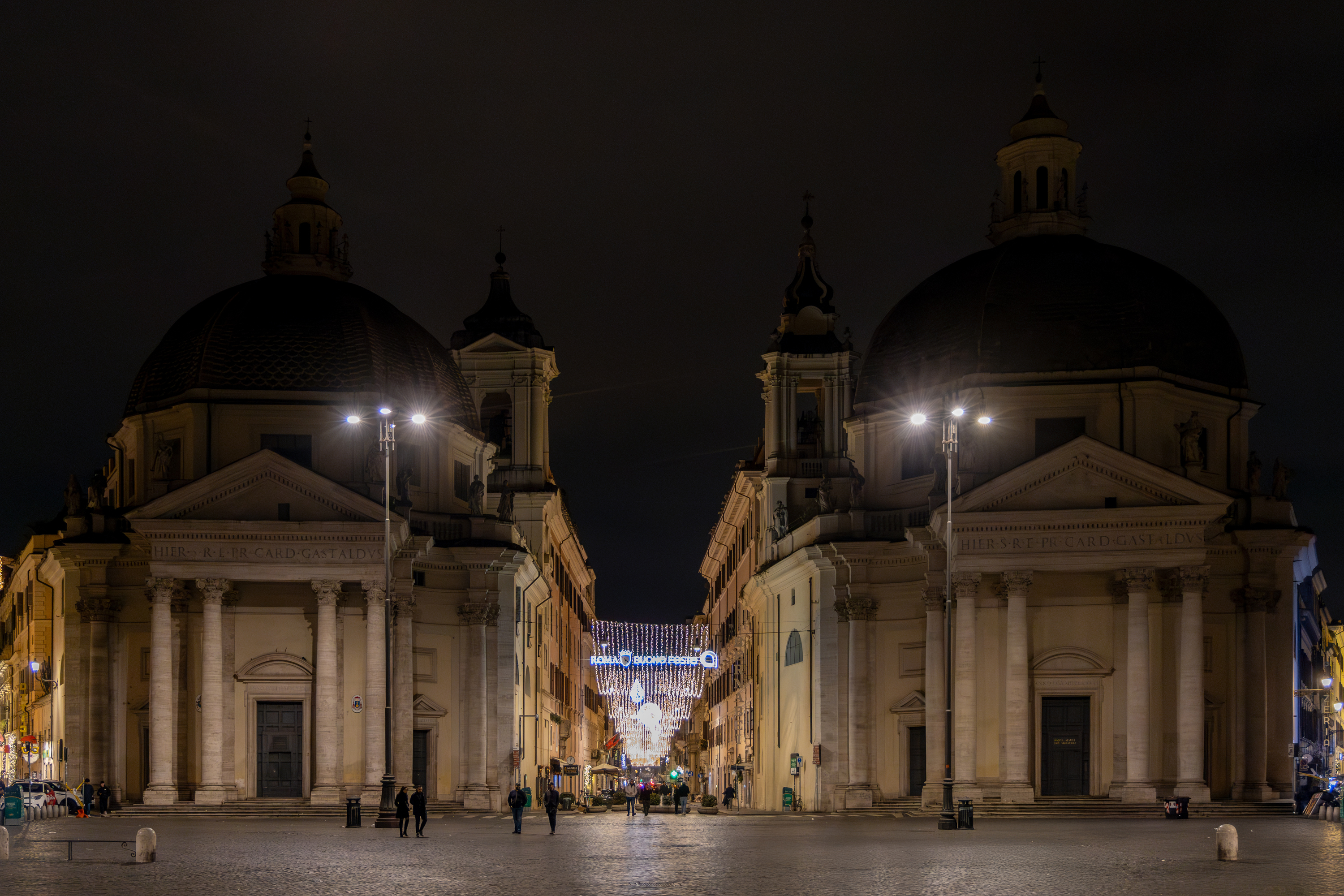 vista delle due chiese di piazza del popolo con via del corso e le luminarie nel mezzo