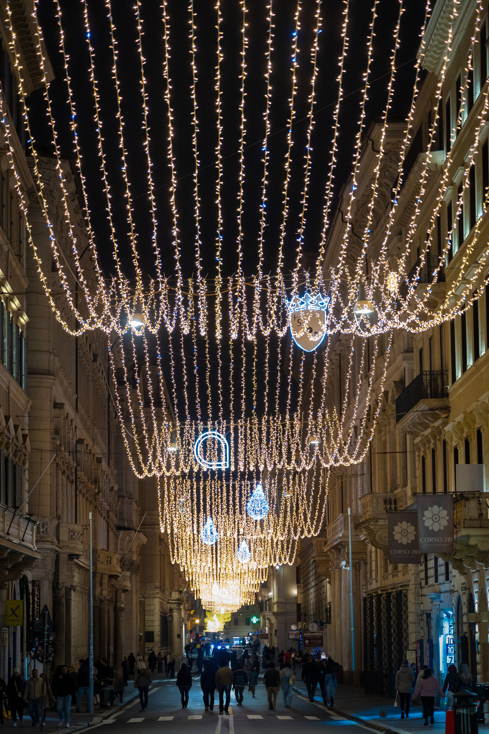 Vista in prospettiva delle luminarie di via del corso