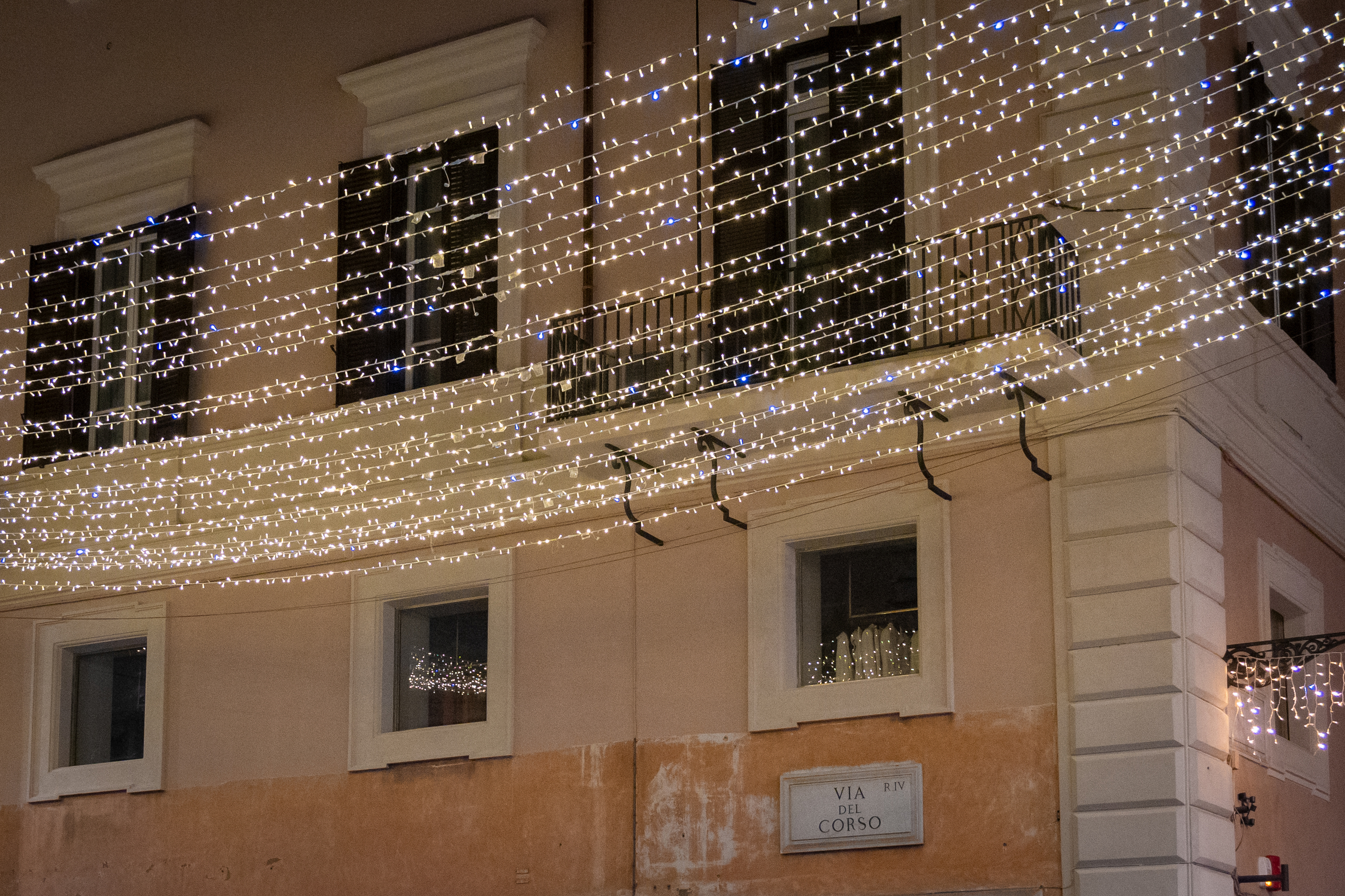 Luminarie con un palazzo sullo sfondo