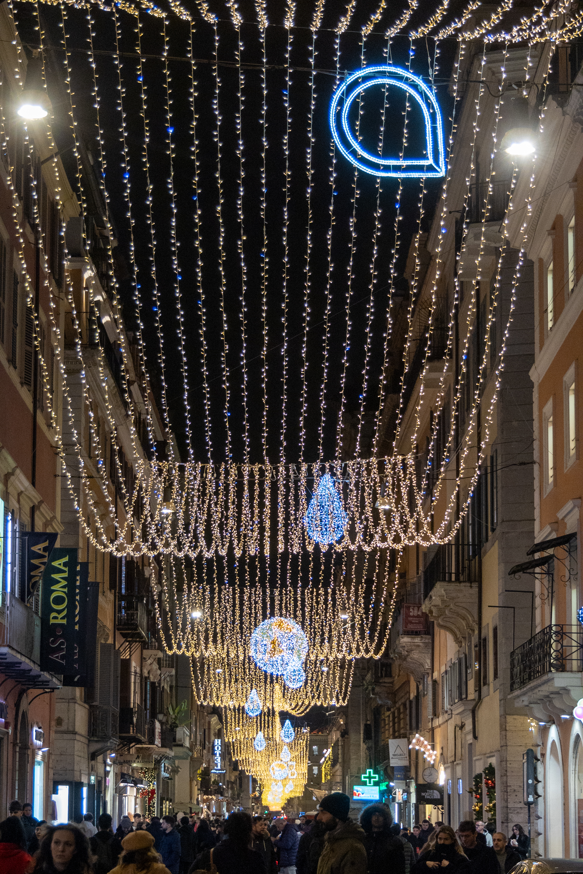 Vista in prospettiva delle luminarie di via del corso