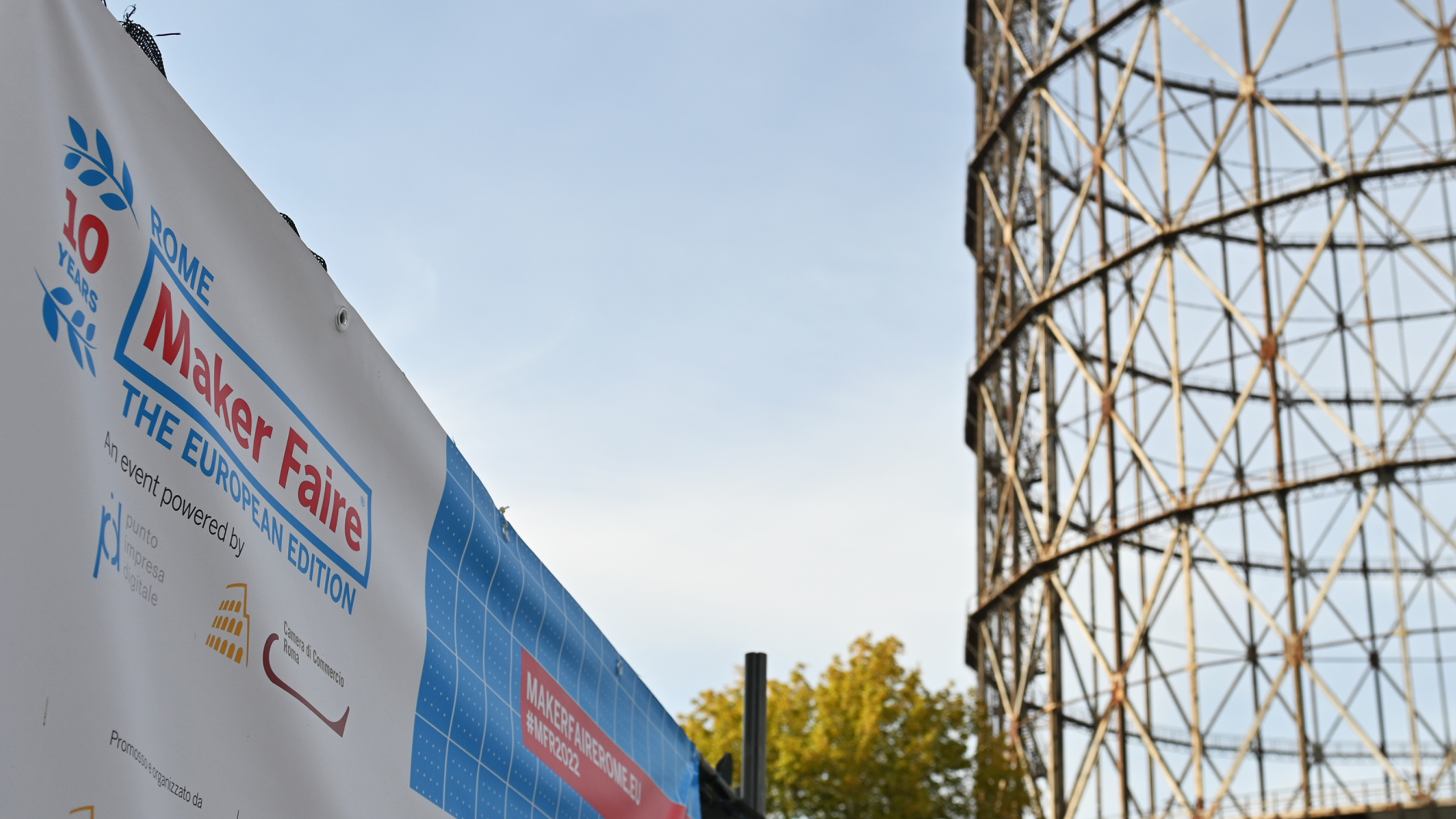 Cartellone del maker faire 2022 con a destra il Gazometro