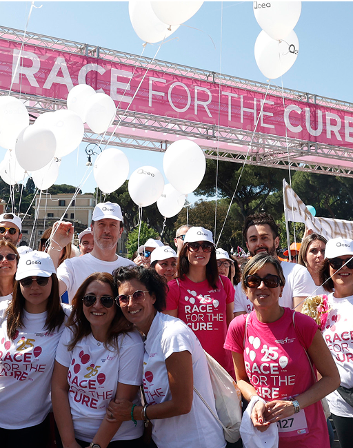 Acea Race for the Cure - 1 Gruppo di dipendenti Acea sorride all'obiettivo durante l'evento Acea Run For The Cure