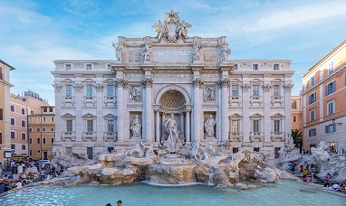 Vista frontale della fontana di Trevi