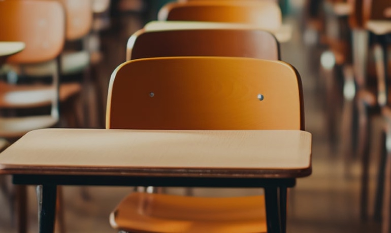 Banco di scuola vuoto