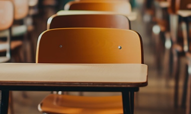Banco di scuola vuoto