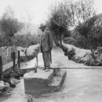 Fotografia storica in bianco e nero dei fondatori dell'AEM (futura Acea) sulle sorgenti del fiume Peschiera e Le Capore, 1908