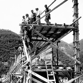 Foto in bianco e nero sulla costruzione delle prime condotte idriche