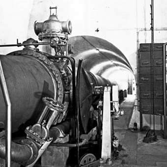 Fotografia d'epoca dell'interno della centrale idroelettrica di Salisano
