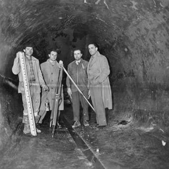 Immagine d'epoca di un tecnico ACEA al lavoro su un lampione